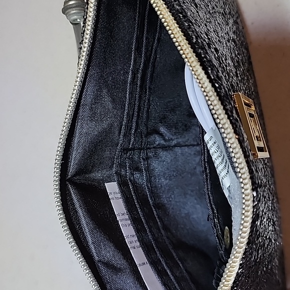 Wristlet Wallet with built-in charger  Liz Claiborne New no tags - Picture 7 of 10